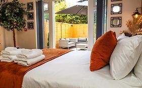 Half Moon Luxury One Bedroom - Spacious Apt Romantic Getaway With A Hot Tub, 5 Min Away From Eastbourne Centre , Free Parking